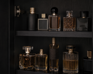 نگهداری صحیح عطر در محیط خشک و دور از نور مستقیم خورشید